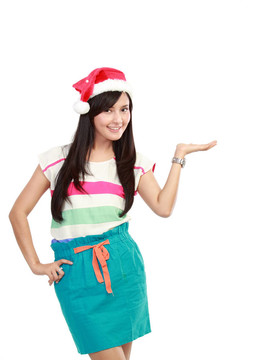 戴著Santa帽子的圣誕女孩；手持手掌；準(zhǔn)備舉行禮物。在白色的背景