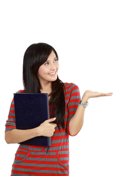 亞洲微笑女人拿書(shū)并呈現(xiàn)。白色背景隔離