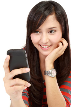 一個漂亮的亞洲女人在她的手機(jī)上發(fā)了一條短信