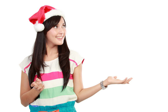 漂亮的女孩戴著紅色的圣誕帽；手里拿著一只手掌