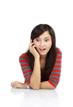 漂亮的亞洲女人；手機(jī)上的文字