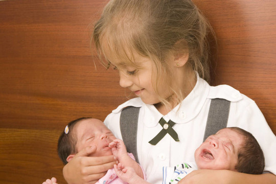 美麗的女孩和雙胞胎的嬰兒