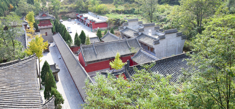 整齊的青瓦房老建筑