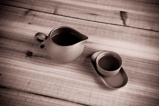 木制桌子上的老式中國茶杯