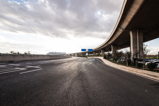 機(jī)場(chǎng)高數(shù)公路