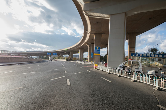 機(jī)場(chǎng)高數(shù)公路
