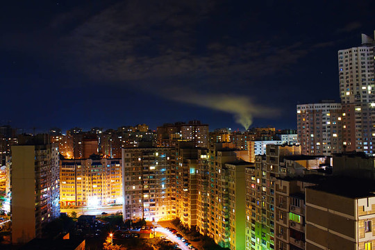 用燈光看夜晚的大城市