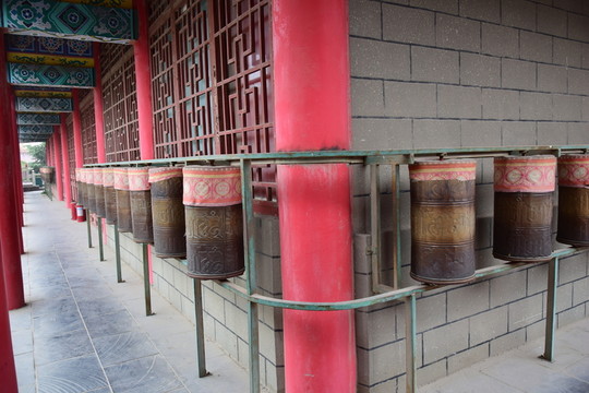 寺廟中的轉(zhuǎn)經(jīng)筒圖片