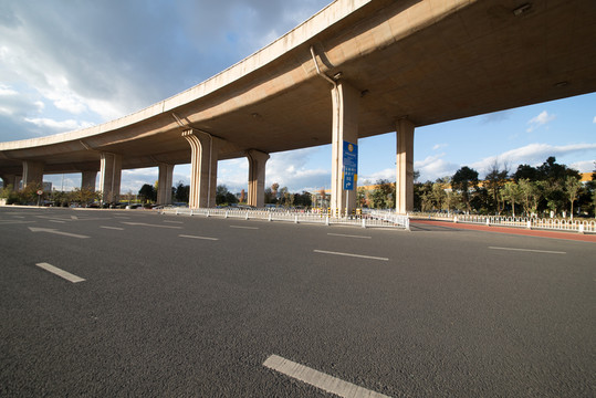 機(jī)場(chǎng)高數(shù)公路