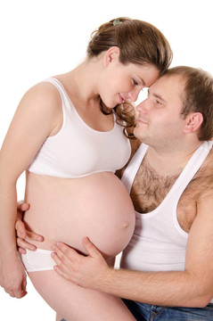幸福懷孕夫婦孤立在白色