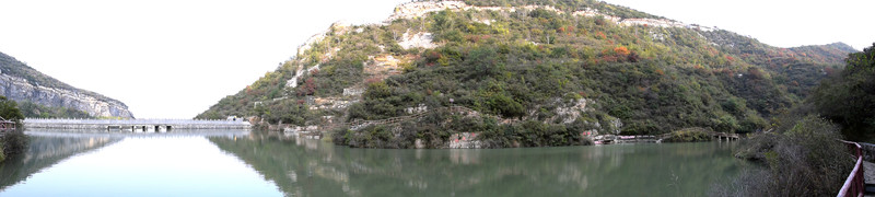 山间的湖水景观图