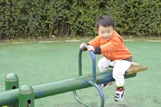 寶寶玩蹺蹺板