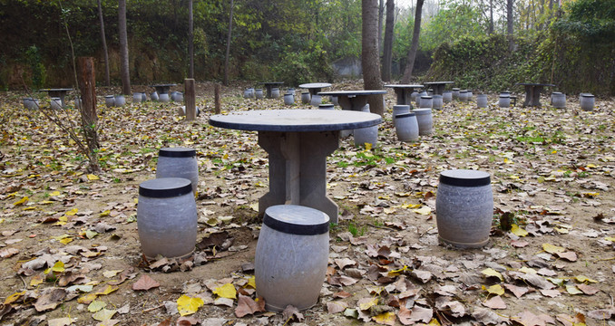 公園里的青石桌凳