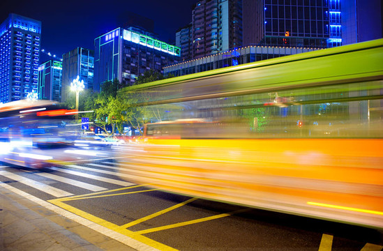 城市道路上的高速車輛