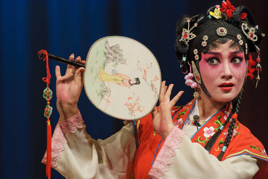 漂亮的中國歌劇女演員