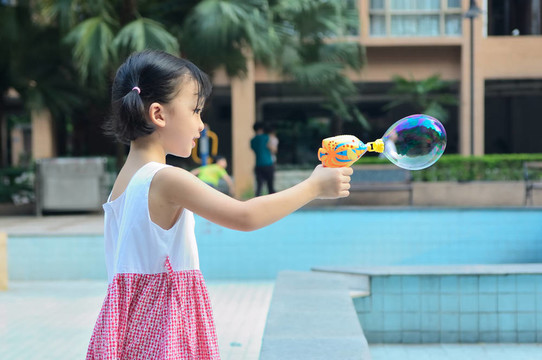 亞洲小孩吹泡泡