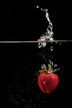 草莓在水