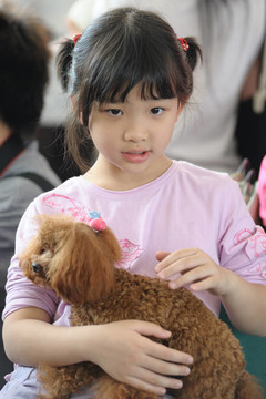 亞洲小孩玩狗