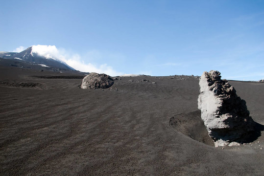 大的火山巖在埃特納山的背景；西西里島；醫(yī)院