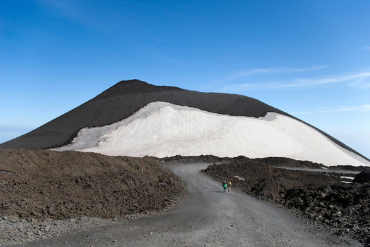 埃特納火山的一部分被雪覆蓋著；西西里島；意大利