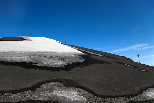 對部分被雪覆蓋的埃特納火山為滑雪者skilift；l