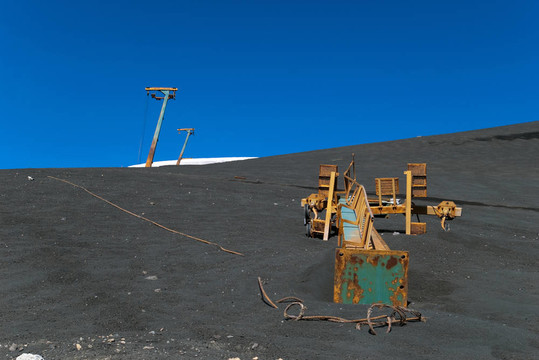 對(duì)部分積雪覆蓋的火山斷skilift滑雪者