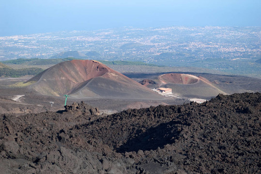 兩坑埃特納火山與海城鎮(zhèn)的基礎(chǔ)下；