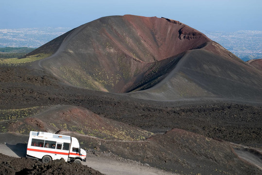 在埃特納路小巴；火山在西西里島的背景；