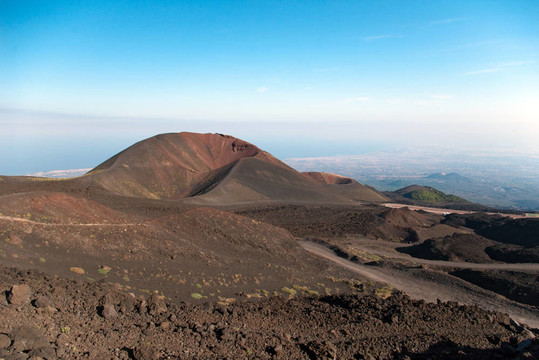 兩坑埃特納火山與海城鎮(zhèn)的基礎下；
