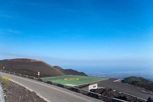 機(jī)場(chǎng)附近的火山；與城市背景；埃特納火山；西西里島；它