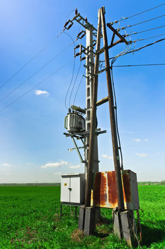 綠色田野和藍(lán)天的電源線