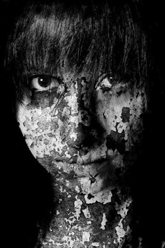 一個(gè)有裂縫和黑色和白色舊漆的女孩的黑暗藝術(shù)肖像