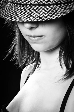在sylish帽子在黑色和白色的美麗的女孩