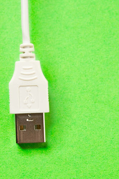 USB電纜隔離在綠色背景