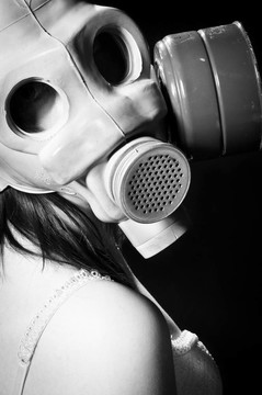 女孩穿著黑色和白色口罩和白色的內(nèi)衣