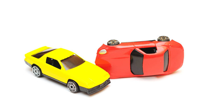 玩具車事故。汽車碰撞白色孤立