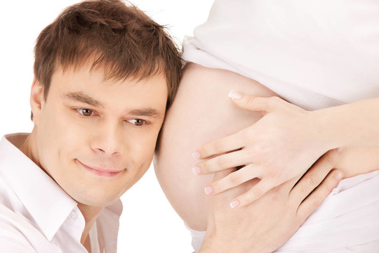 男人臉和孕婦肚子
