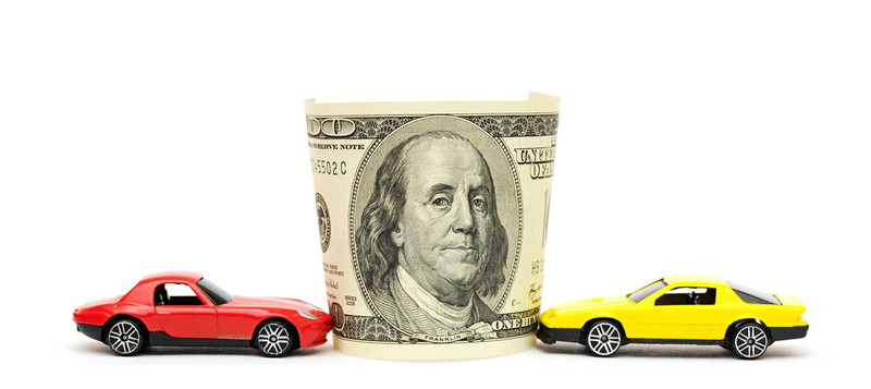 白色背景上的金錢和汽車