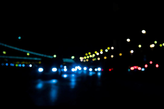 夜間交通和城市的焦點(diǎn)燈