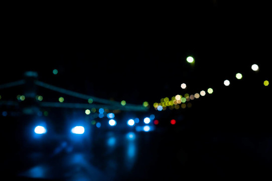 夜間交通和城市的焦點燈