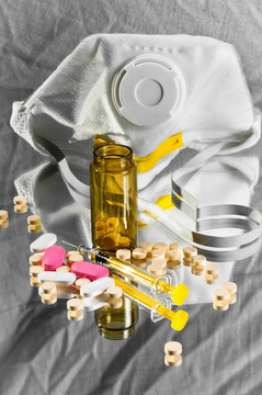 一種防護口罩及帶有藥丸和注射器的藥瓶