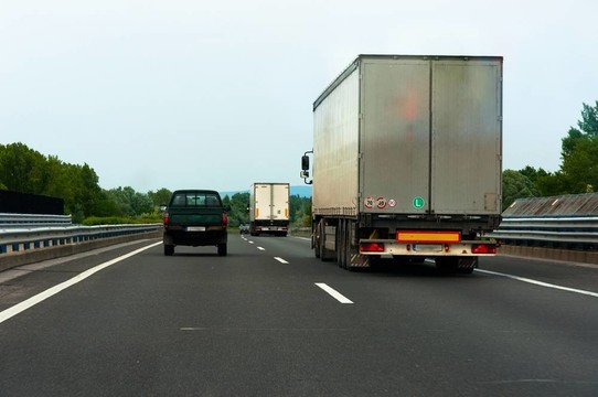 公路運(yùn)送貨物的卡車