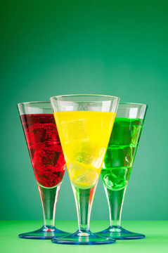 帶冰玻璃杯的彩色雞尾酒