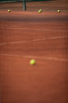 球场上的网球