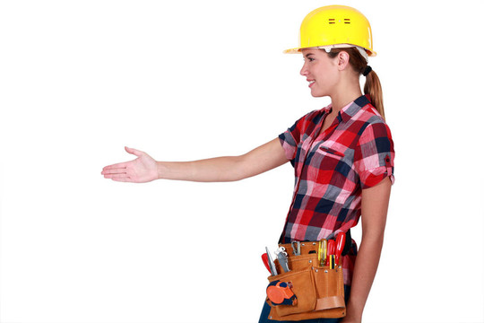 一位女建筑工人即將握手。