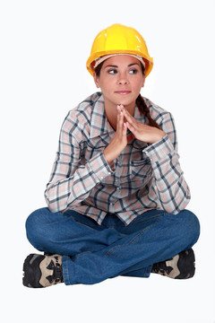 沉思的女建筑師盤腿坐