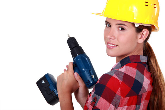 女建筑工人拿著鉆。