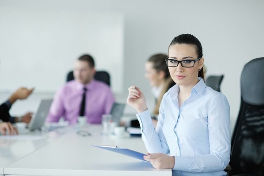 商界婦女與她的工作人員在后臺(tái)