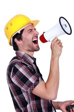 男性建筑工人對著擴音器