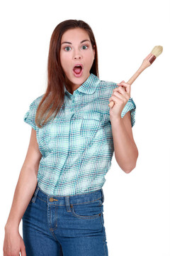 震驚的女人握著畫筆